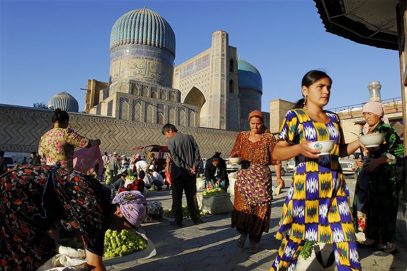 Marché devant la mosquée de Bibi Khanoum - Samarcande - Ouzbékistan