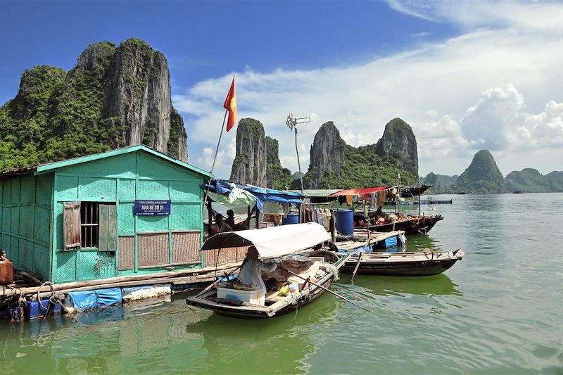 Village flottant dans la baie d'Halong - Province de Quang Ninh - Vietnam