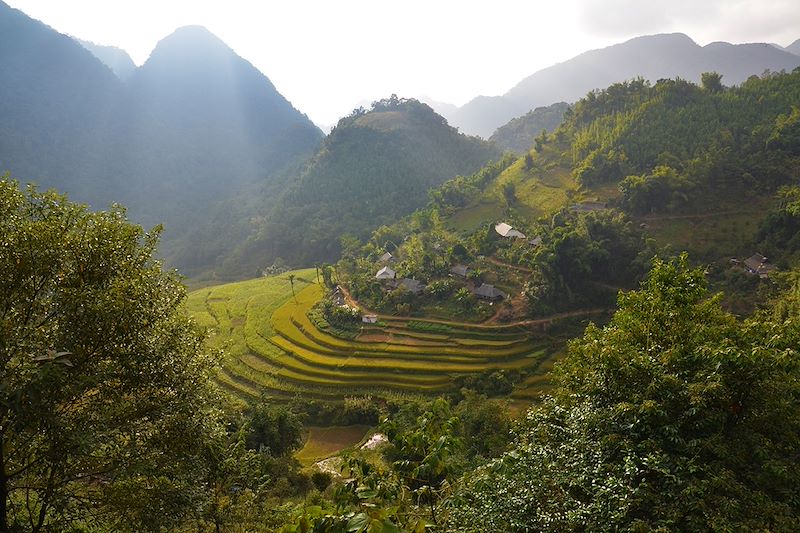 Partez pour un circuit à vélo sur les routes du Nord du Vietnam. Une aventure entre montagnes et rizières