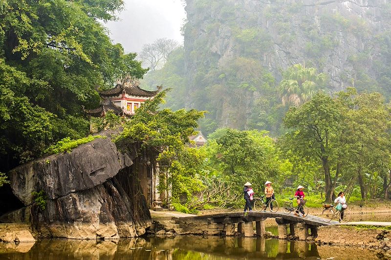 Partez pour un circuit à vélo sur les routes du Nord du Vietnam. Une aventure entre montagnes et rizières