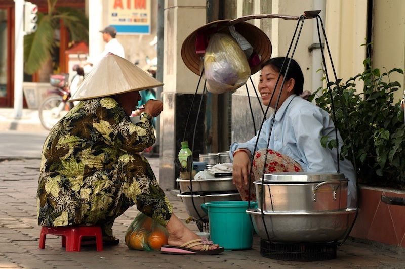 Pause repas dans les rues de Ho Chi Minh - Vietnam