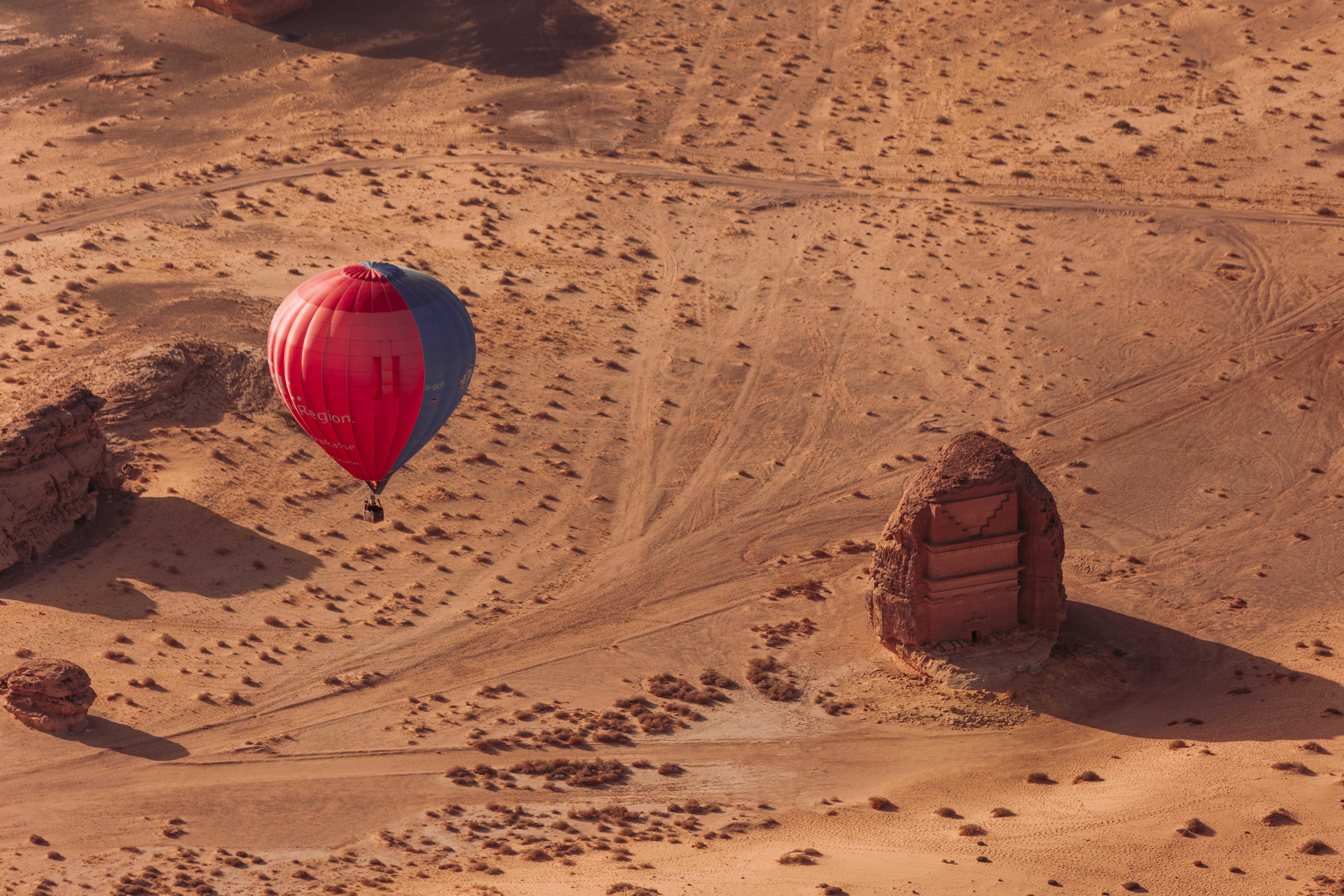 Survol en montgolfière de Hégra © AlUla (AFALULA)