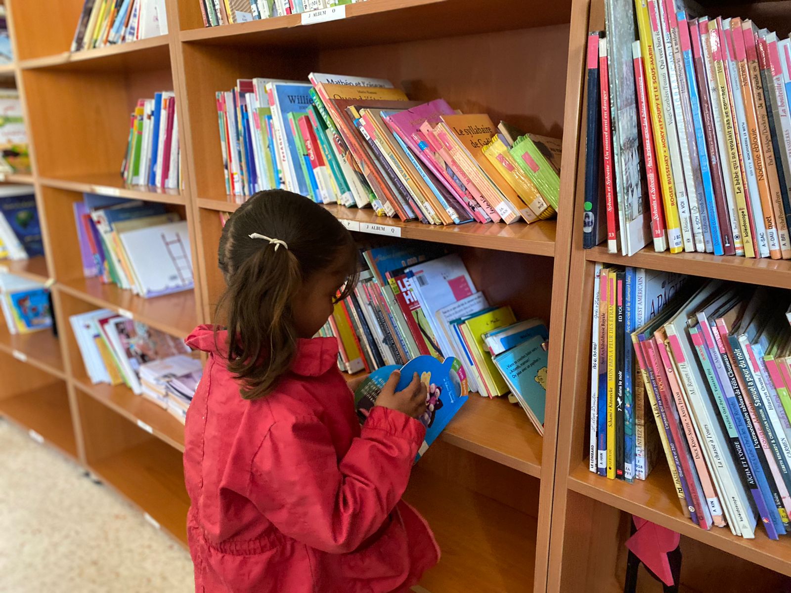 Activité lecture grâce à une bibliothèque aménagée © Amel Association International