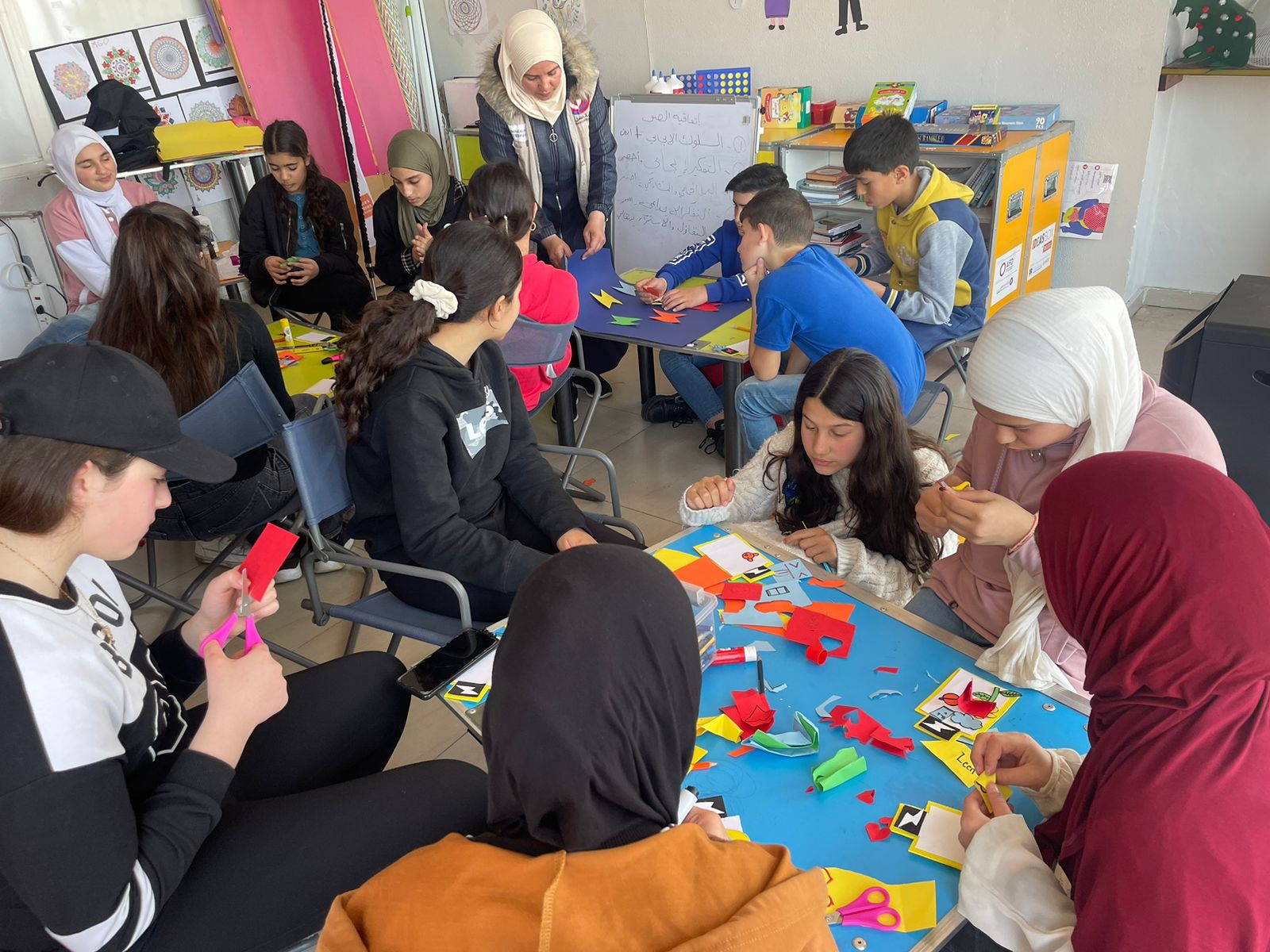 Activité arts plastiques avec les enfants © Amel Association International