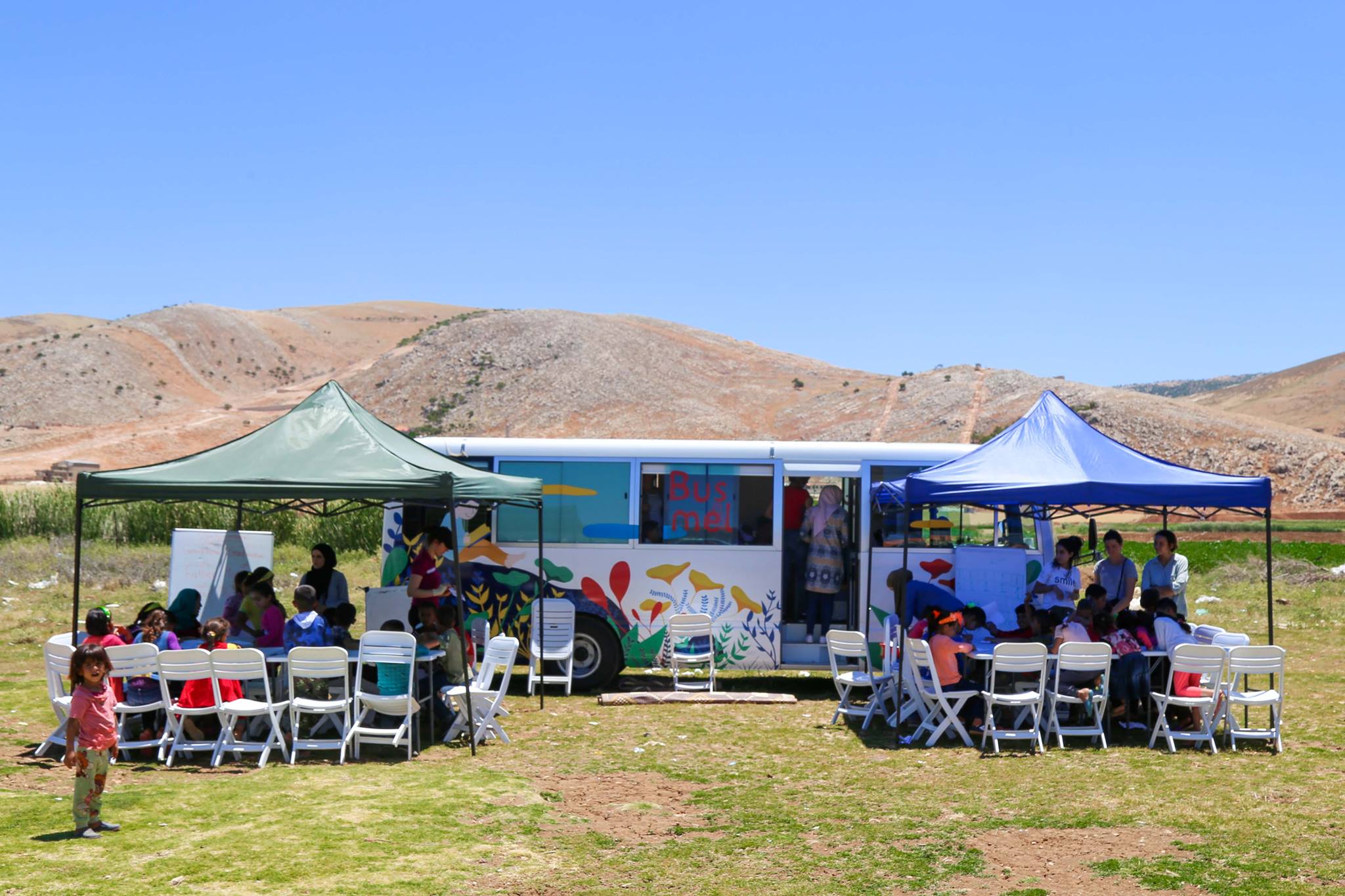 Le bus école, Unité Mobile Éducative (UME), dans la plaine de la Bekaa © BDLE   