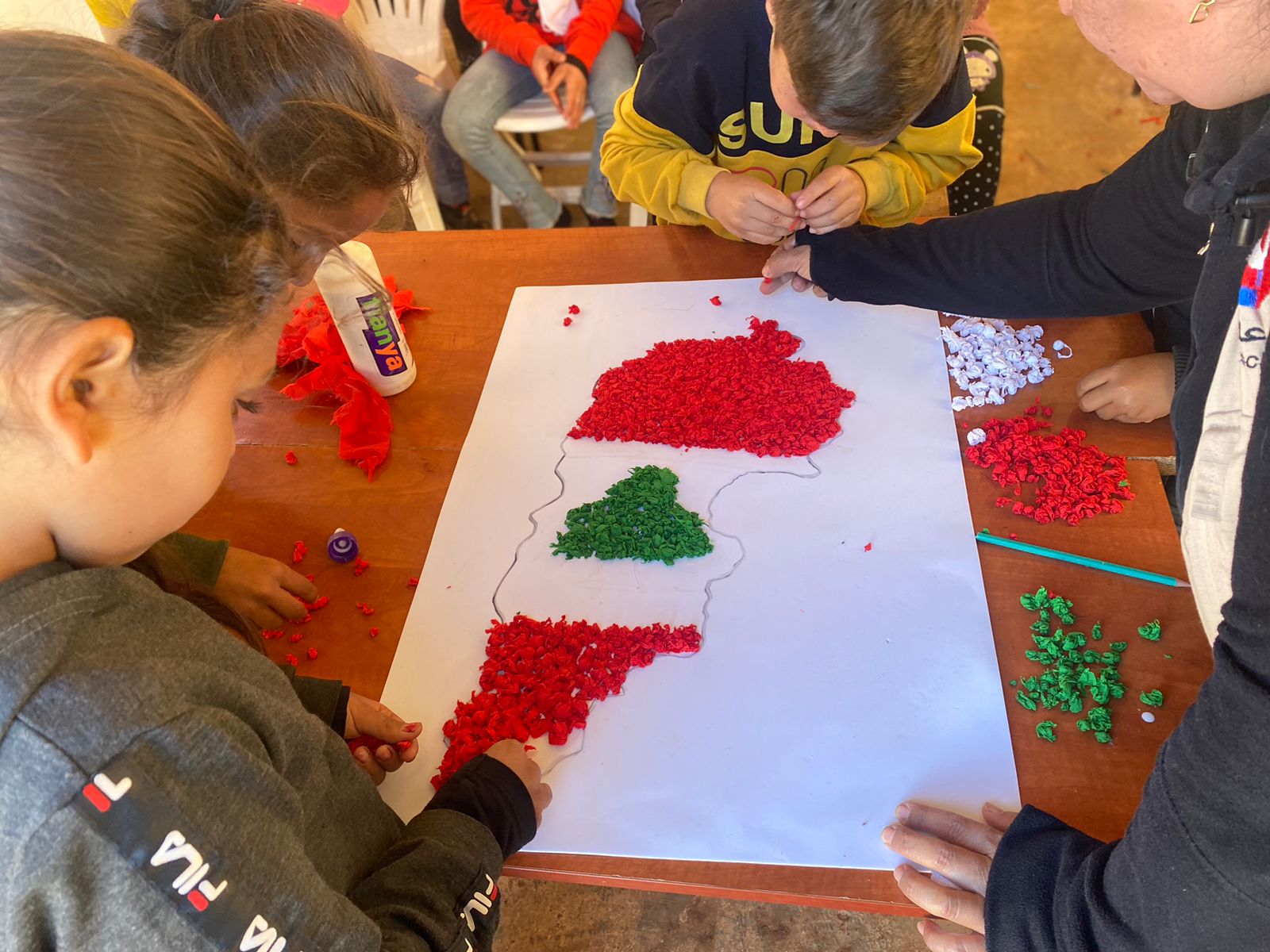 Activité artistique dans une école au Liban © Amel Association International