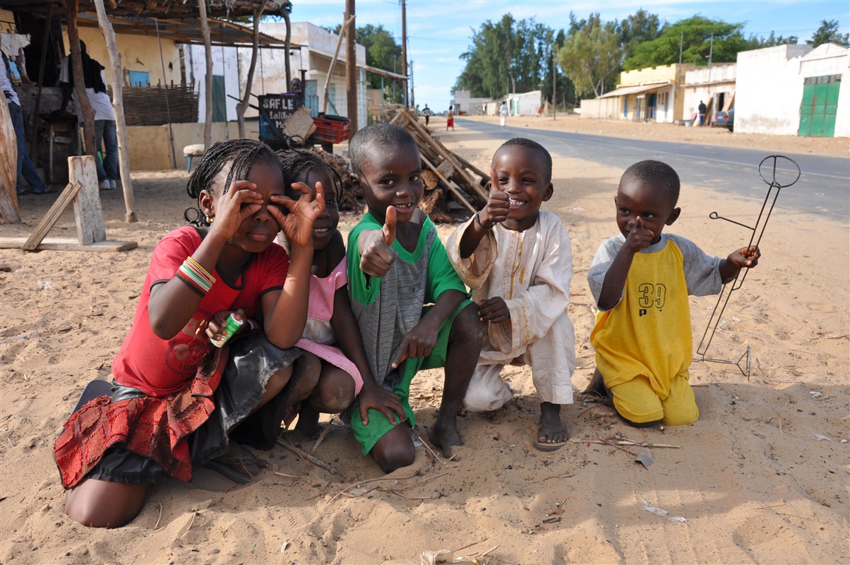 Enfants au bord de la route dans la région de Lompoul au Sénégal © Olivier Caillaud