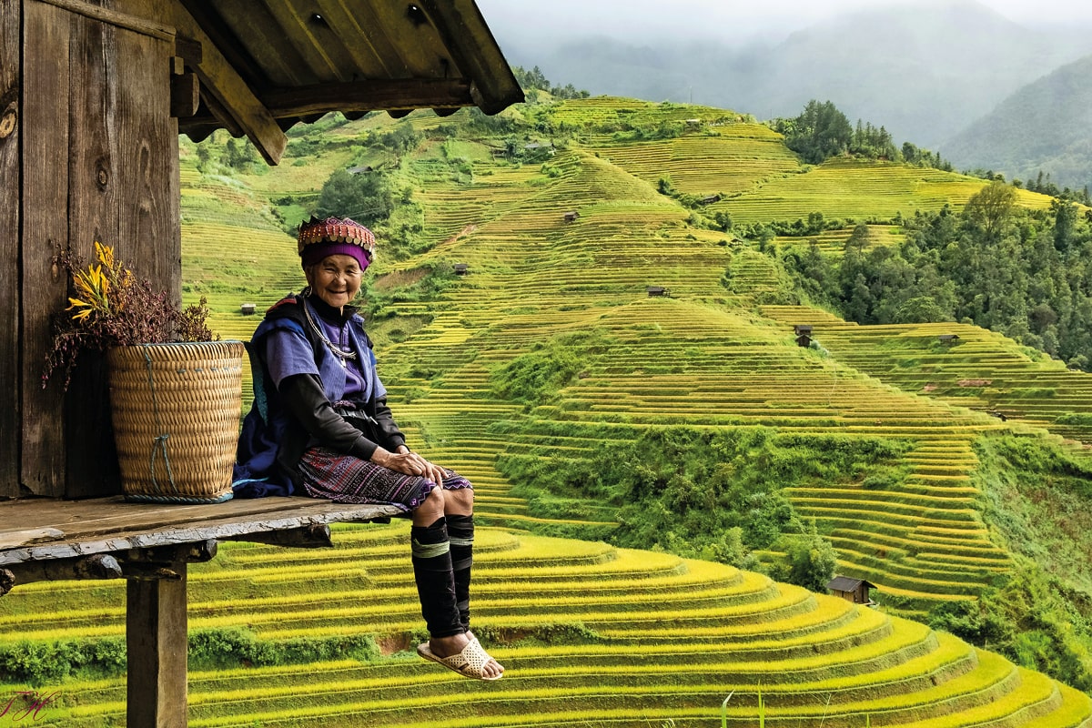 Femme de l'ethnie H'mong devant les rizières de Mù Cang Chai au Vietnam © Hai Tran/Unsplash