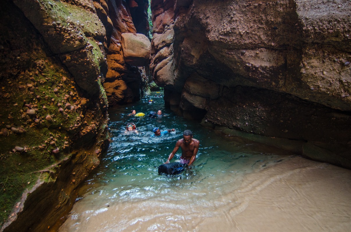 Source de la rivière Ikaosy dans le massif du Makay à Madagascar