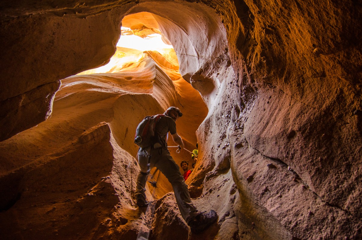 Descente en rappel dans une grotte dans le massif du Makay à Madagascar