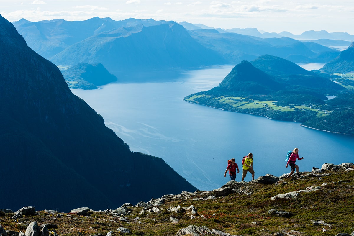 Randonnée sur la crête de Romsdalseggen (1320 m) en Norvège © Mattias Fredriksson/VisitNorway.com 