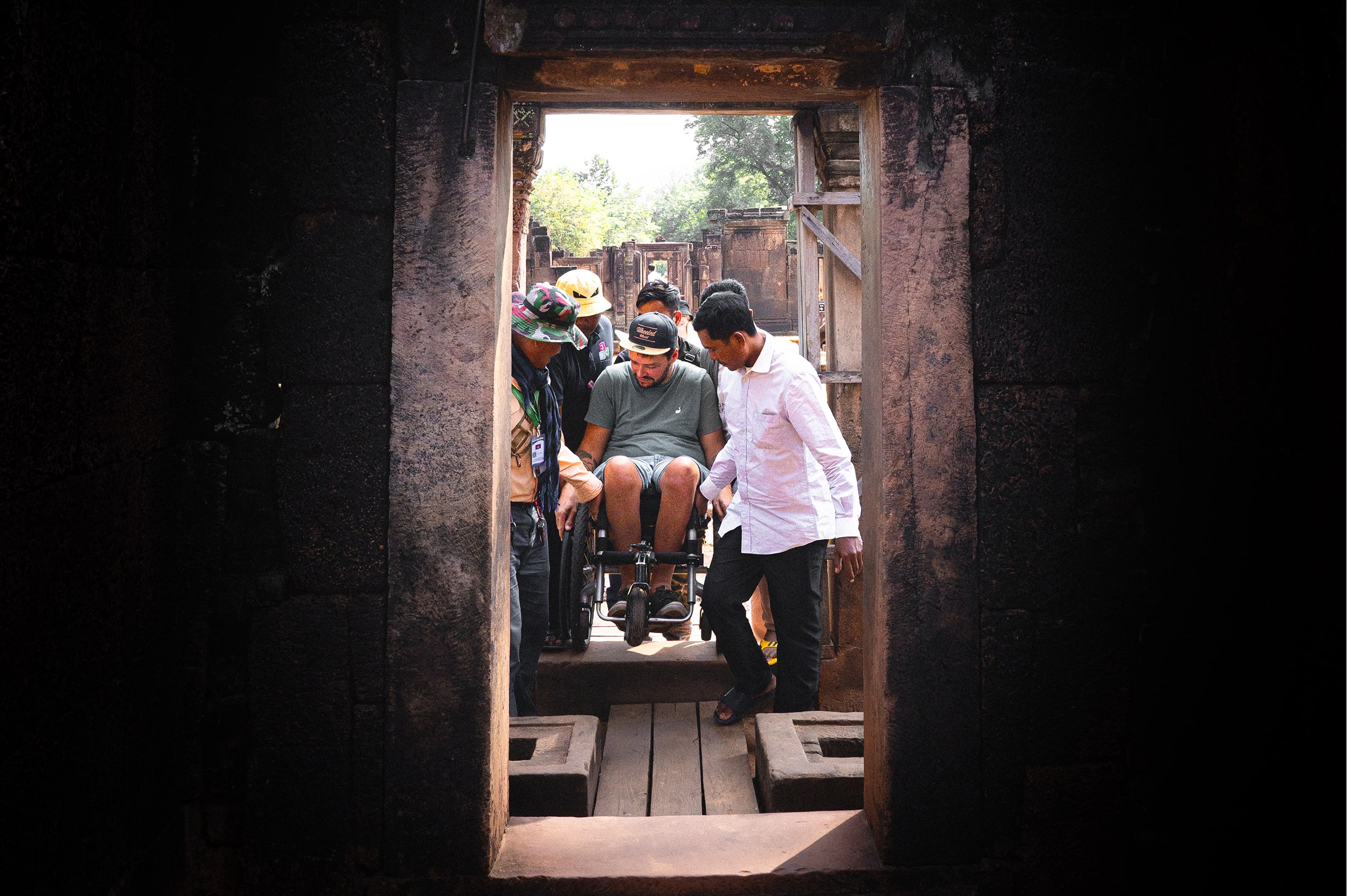 Entraide et rencontres sur un site au Cambodge © Myriam Cabon/Wheeled World