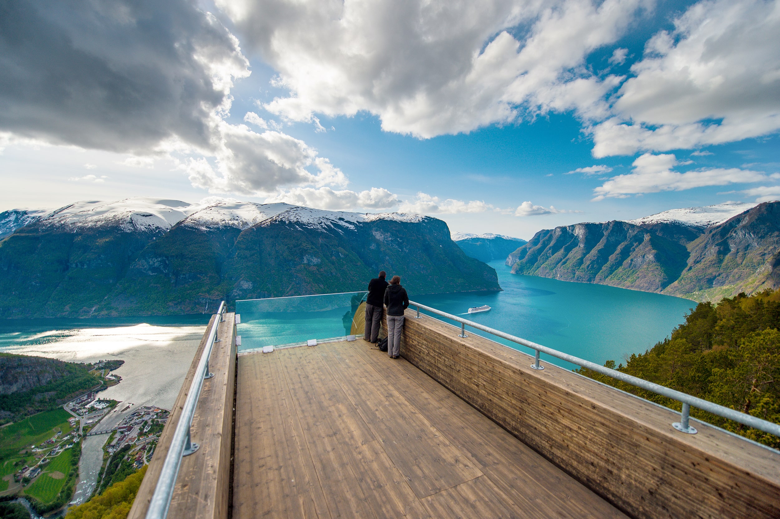 Vue sur le fjord depuis Stegastein en Norvège © Sverre Hjornevik/Fjord Norway