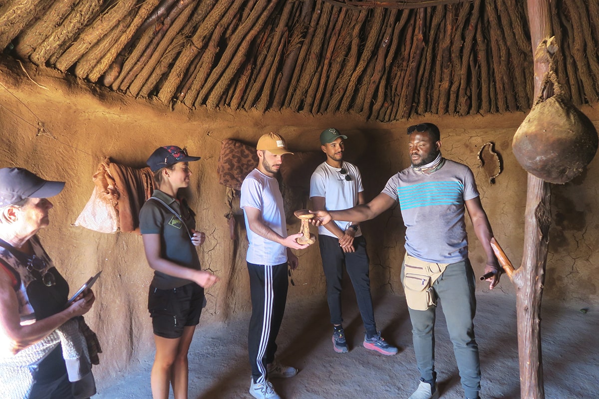 Visite d'un village himba avec un guide © Elena Paskaleva/Nomade Aventure