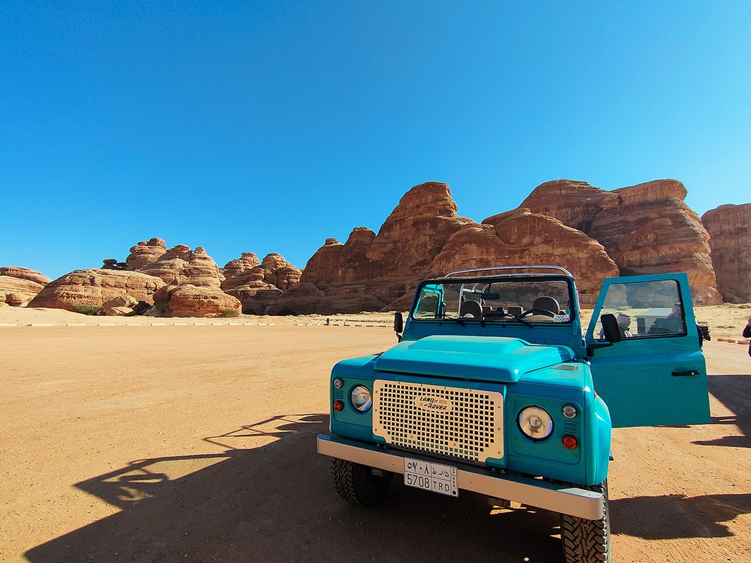 Visite des sites d’AlUla en voiture vintage © Issa Smatti/Nomade Aventure