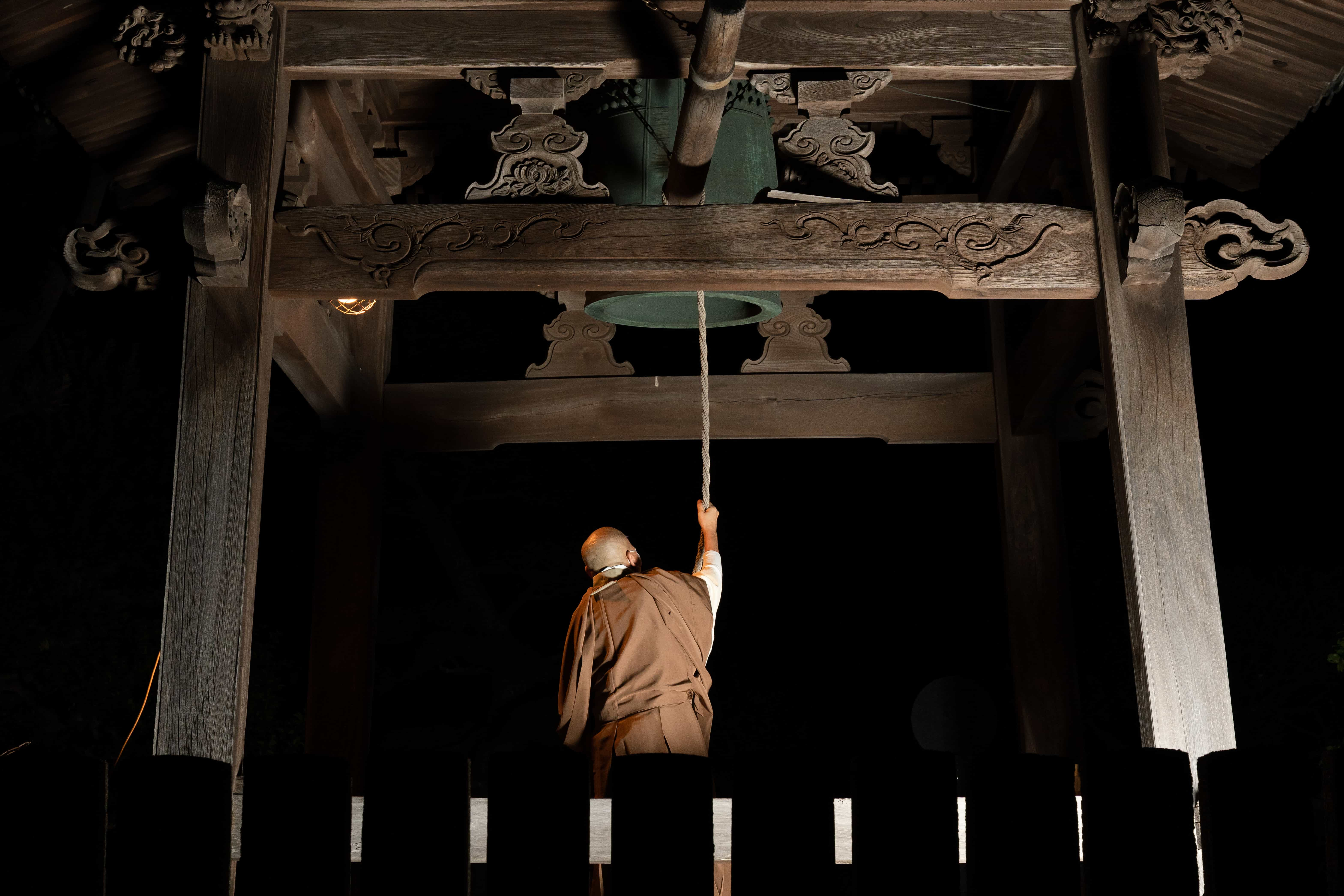 Un moine sonnant la cloche d'un temple pour le Nouvel An au Japon © sand555/stock.adobe.com