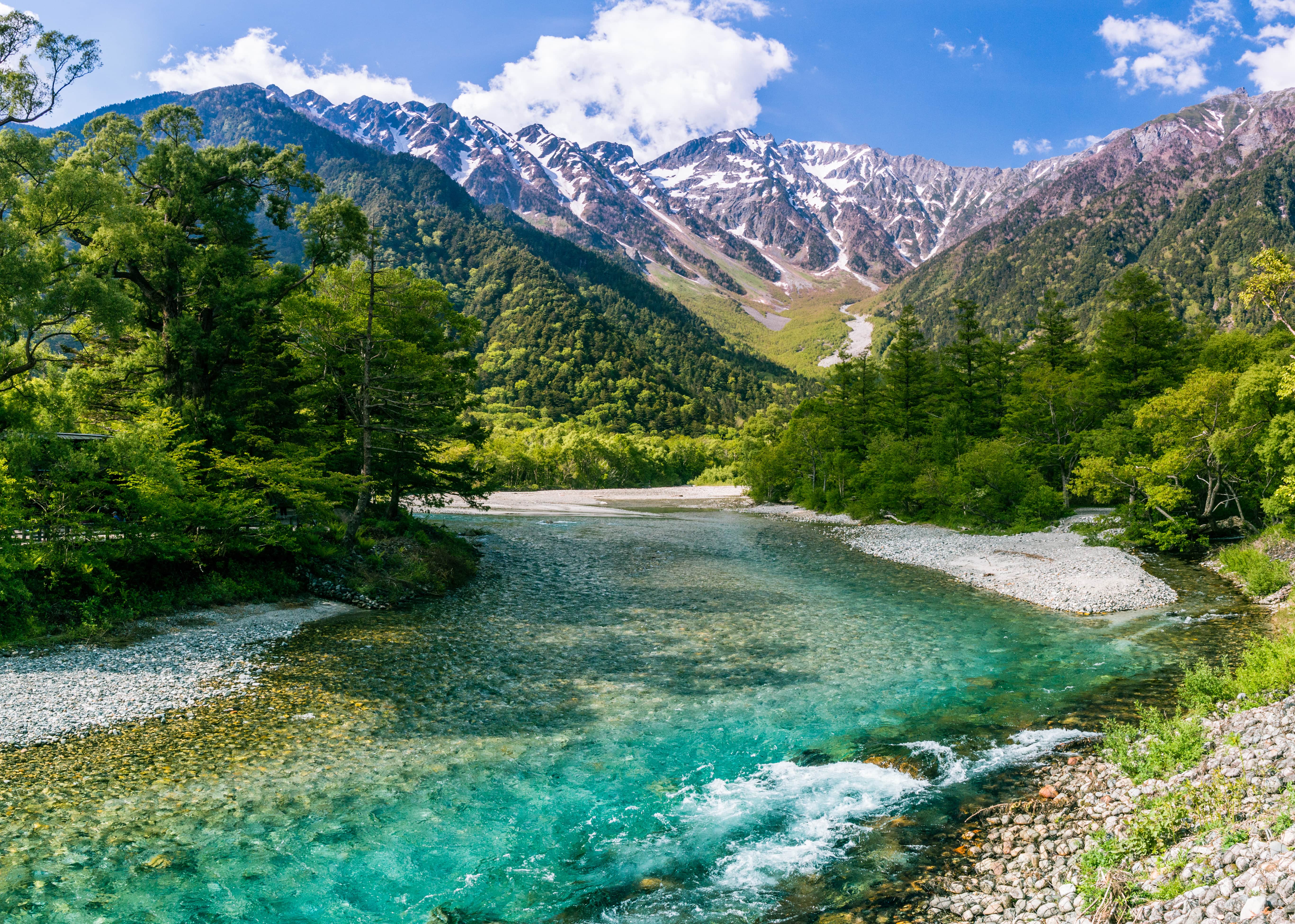 La rivière Asuza au premier plan et le massif de Myojindake au second plan en juin dans le parc japonais Kamikochi © Eric/stock.adobe.com