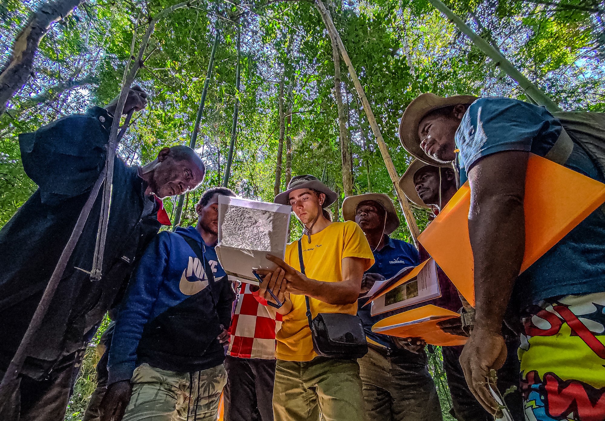 Formation des écogardes sur le terrain © Nathanaël Oliveira/Naturevolution