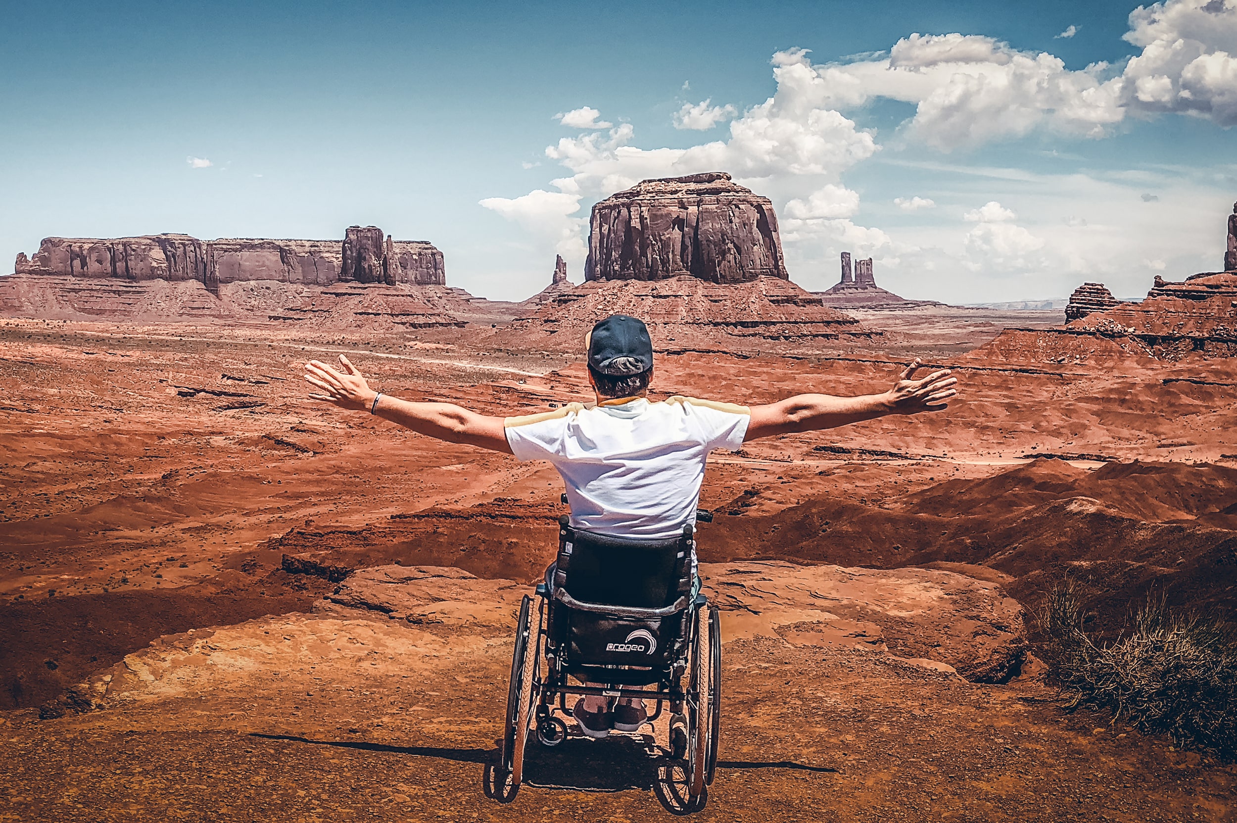 Pierre devant un paysage de l'Ouest américain © Myriam Cabon/Wheeled World