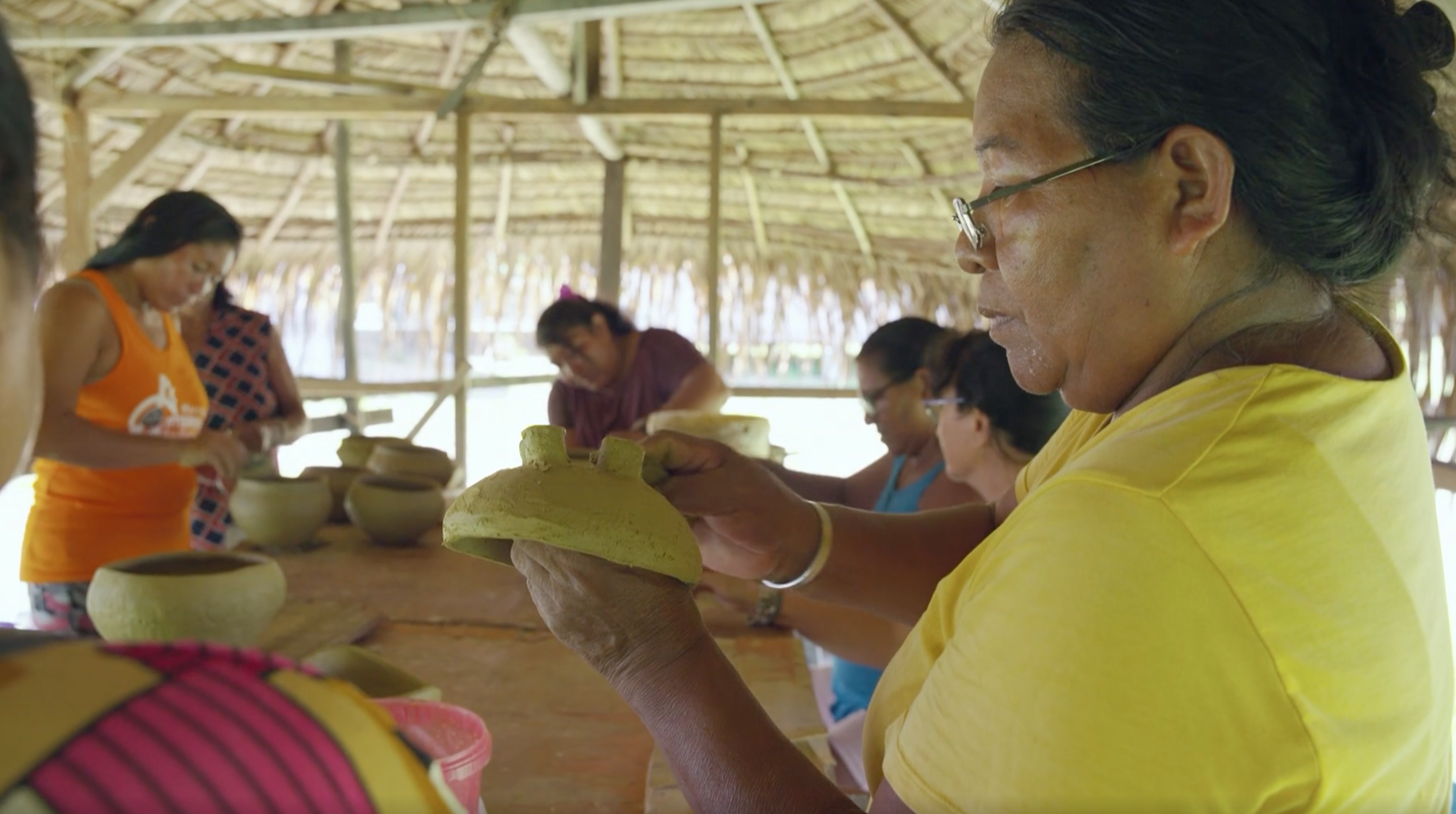 Atelier fabrication de poteries avec les femmes wayana en Guyane © En Terre Indigène