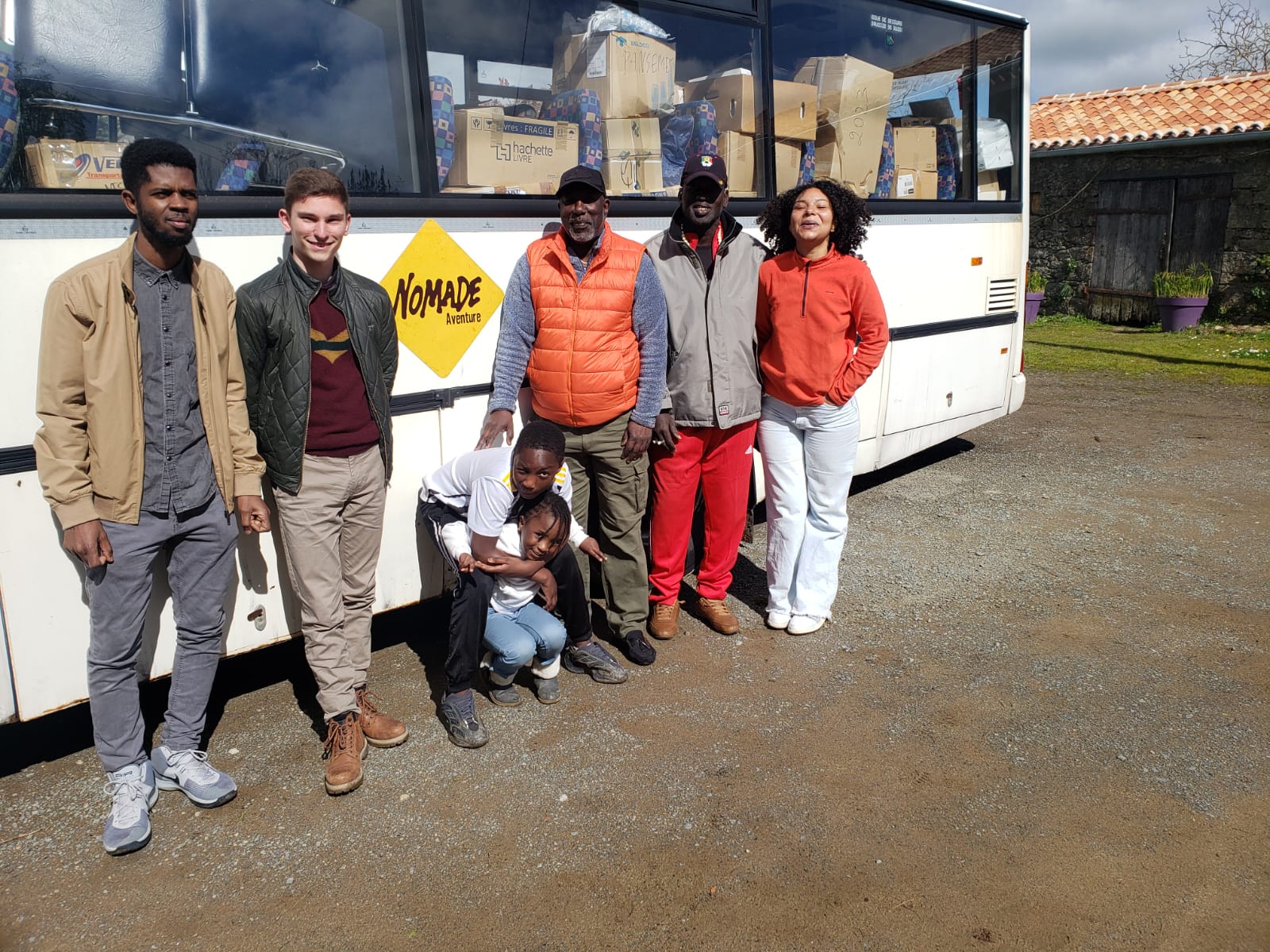 Départ du bus solidaire en Vendée avec Adama Ka, président de l'association et le chauffeur Elhajd Nour © Association SENS 