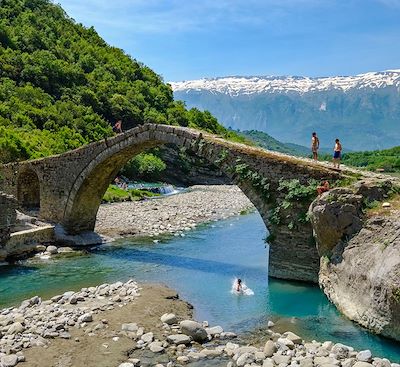 Voyage A/R en train au départ de France et circuit en voiture au sud de l’Albanie, de la Riviera au sauvage arrière-pays.
