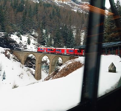 Découverte itinérante exceptionnelle des paysages enneigés de la Suisse en train panoramique 