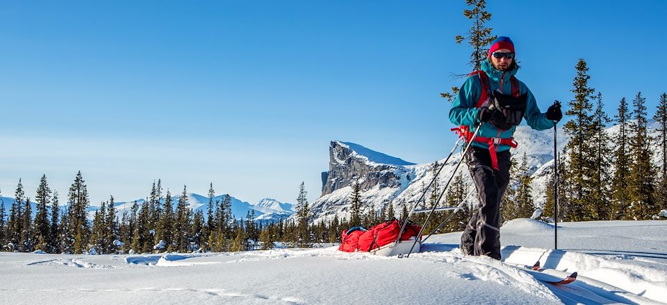 Expédition en ski nordique dans la taïga du parc national de Hossa