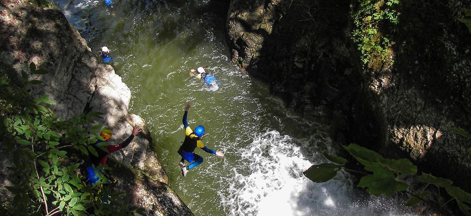 Séjour multi-activités (randonnée, canyoning, via ferrata, VTT) semi-itinérant pour toute la famille dans le Haut-Jura.