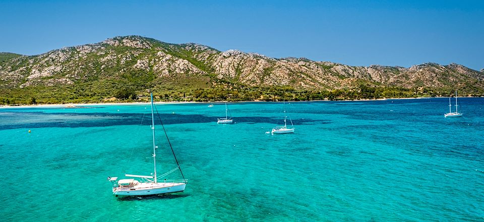 Croisière à bord d'un voilier monocoque dans les plus belles criques de Corse et de l'archipel Toscan.