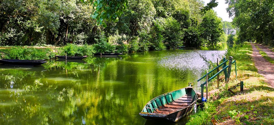 La Vélo Francette de Saumur à La Rochelle, un parcours champêtre de La Loire à l'Atlantique au fil des canaux du Marais Poitevin.