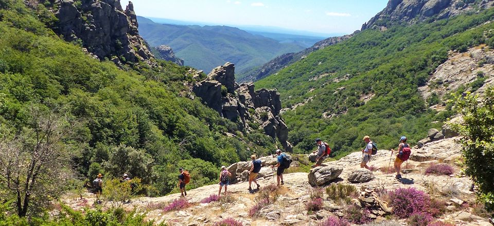 Entre nature, soleil et traditions, offrez vous le meilleur de ce massif à pied !