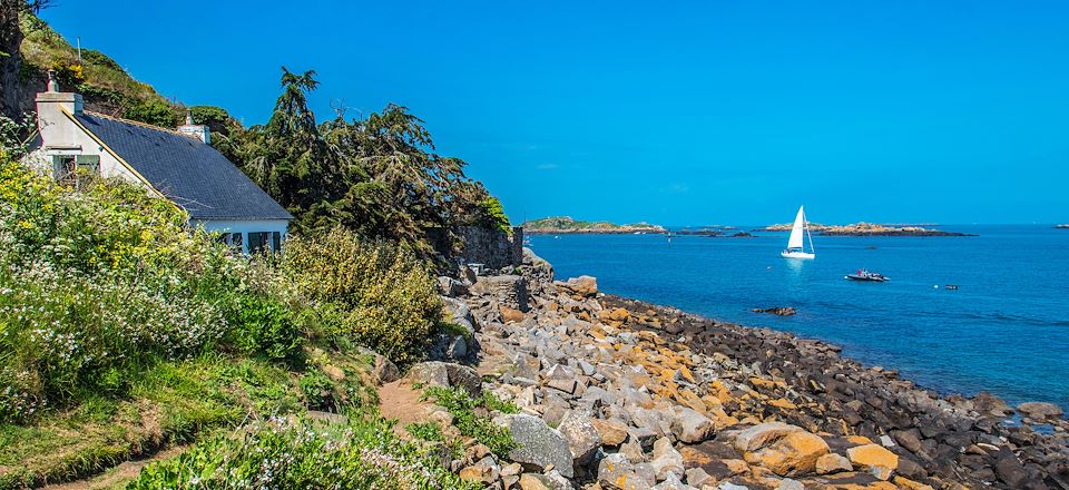 Séjour voile et rando entre France et Grande-Bretagne, à la découverte de quatre îles : Jersey, Sercq, Guernesey et Chausey  