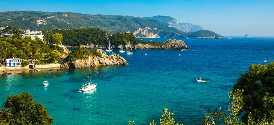 Croisière au coeur des îles Ioniennes. Balades, détente, navigation et baignades au programme.