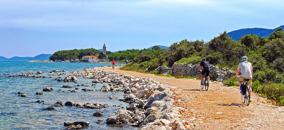 Exploration des trésors de la baie de Kvarner à vélo électrique et à bord d'un navire d'exception accompagné d'un guide anglophone