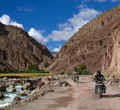Un itinéraire inédit à moto sur la nouvelle route qui traverse le Zanskar authentique et le relie au Ladakh