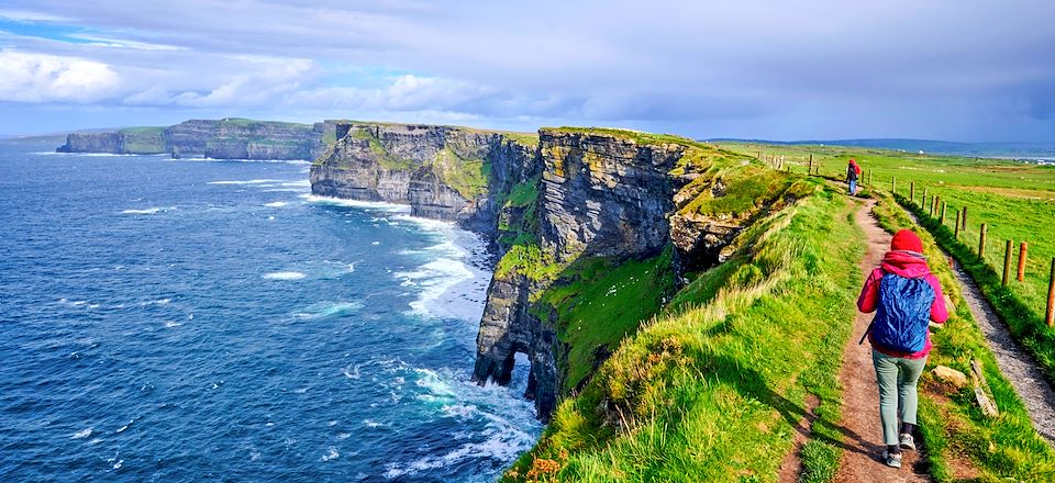 Visiter l'Irlande en train : le meilleur des sites naturels à pied et des ambiances du pays entre Cork et Dublin.