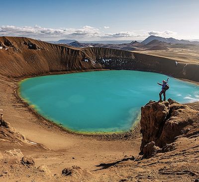 Voyage en 4x4 à travers les paysages qui font de l’Islande une destination d’exception : volcans, glaciers, coulées de lave…