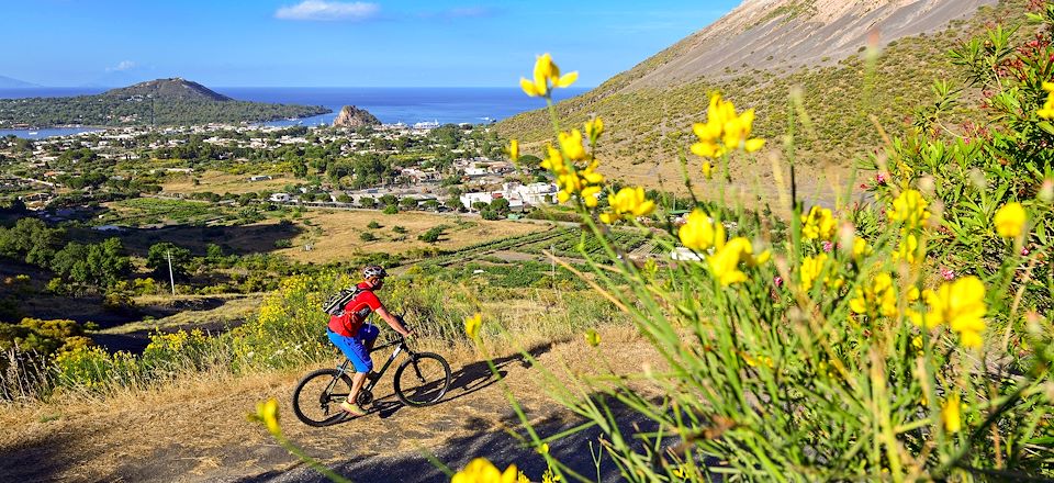 Exploration des îles Éoliennes à vélo combinée à l'élégance d'une goélette et accompagnée d'un guide anglophone