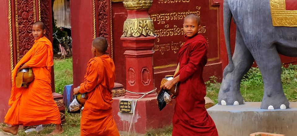 A pied, en tuk tuk, en minibus et bateau local, découvrez les plateaux du Mondolkiri jusqu'aux temples d'Angkor