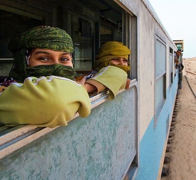 Explorez l'Adrar, le fleuve Sénégal, le Tagant et le Banc d'Arguin, et vivez une épopée nocturne à bord du train minéralier