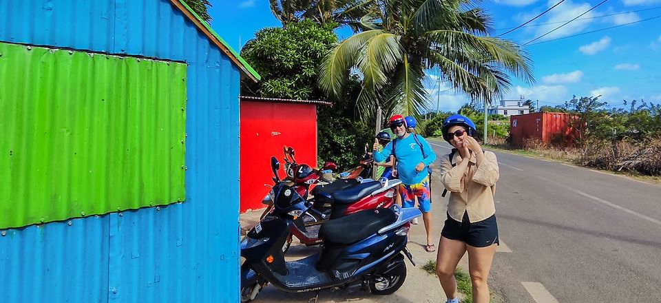 Découverte de l'île de Rodrigues en scooter électrique, avec randonnée à la découverte d'Anse Bouteille et Trou d'Argent