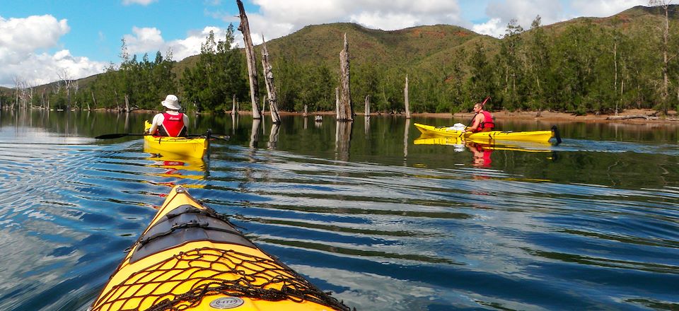 Découvrez l'île au rythme d'activités à partager en famille: balades à pied ou à cheval, kayak, snorkeling et immersion en tribu 