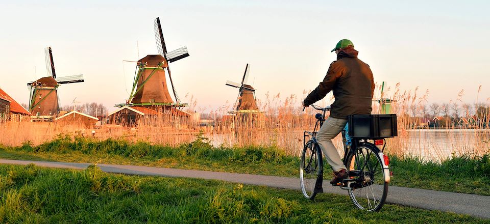 Tour du lac d'Ijssel à vélo, véritable mer d’eau douce, avec une boucle au départ d’Harderwijk et un passage par Amsterdam.