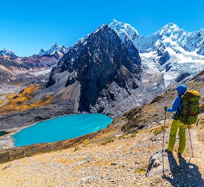 Traversée intime du paradis des trekkeurs, entre géants enneigés, lacs émeraudes et panoramas inoubliables… Haut les cœurs !