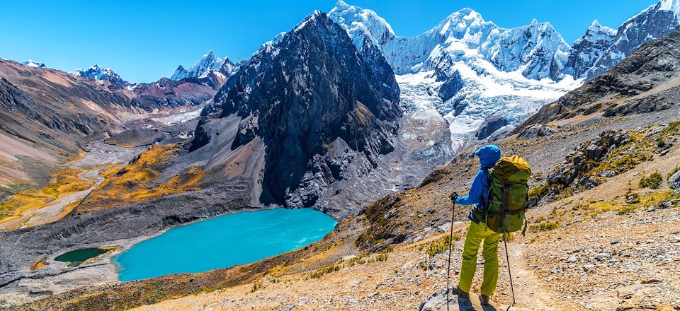 Traversée intime du paradis des trekkeurs, entre géants enneigés, lacs émeraudes et panoramas inoubliables… Haut les cœurs !