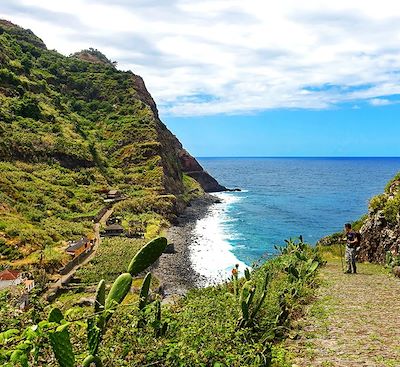 Tour de l’île de Madère en voiture, une découverte de la "Perle de l'Atlantique" de Funchal à Calheta via Santana et Porto Moniz.