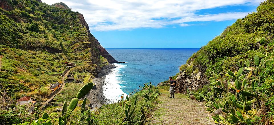 Tour de l’île de Madère en voiture, une découverte de la "Perle de l'Atlantique" de Funchal à Calheta via Santana et Porto Moniz.