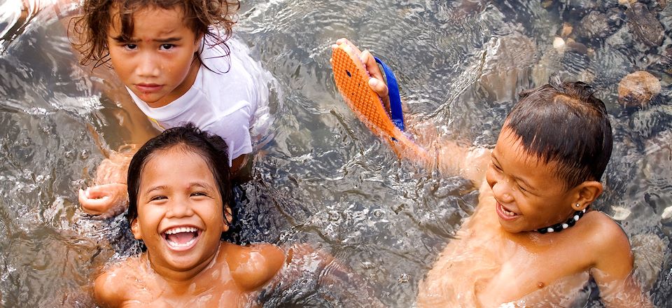 Voyage à Tahiti en famille via Moorea, Huahine et Rangiroa : une aventure avec les enfants entre rencontres, lagons et archéologie