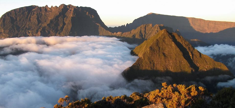 Randonnée sur le célèbre GR R2 avec cette traversée de l'île de la Réunion du nord au sud, une aventure créole et pédestre !